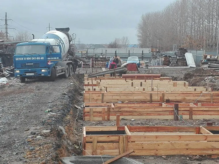 Монтаж бетонной плиты с приямками и обогревом